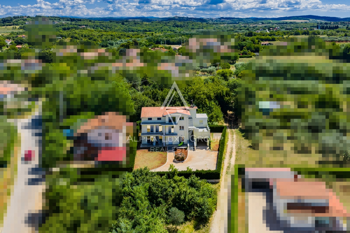 Umag, Istra: Prostorna hiša s 4 stanovanji, 3 nadst.