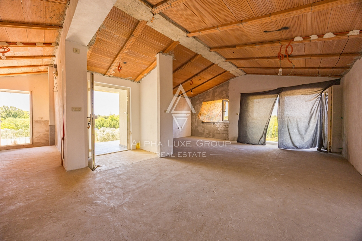 Umag, Istra: Prostorna hiša s 4 stanovanji, 3 nadst.