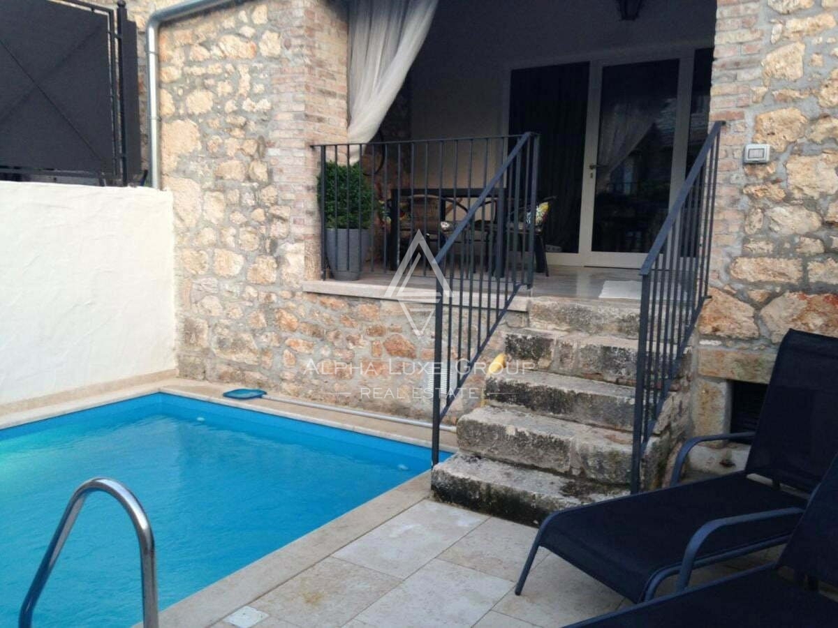 Istra, Poreč – Prenovljena kamnita vrstna hiša z bazenom na prodaj
