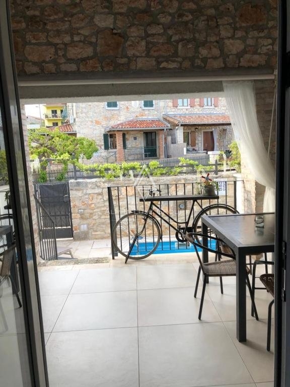Istra, Poreč – Prenovljena kamnita vrstna hiša z bazenom na prodaj