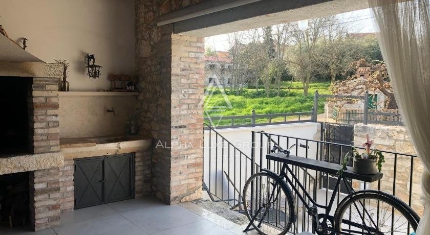 Istra, Poreč – Prenovljena kamnita vrstna hiša z bazenom na prodaj
