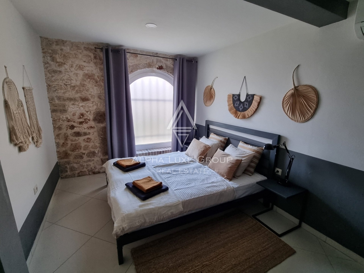Istra, Poreč – Prenovljena kamnita vrstna hiša z bazenom na prodaj
