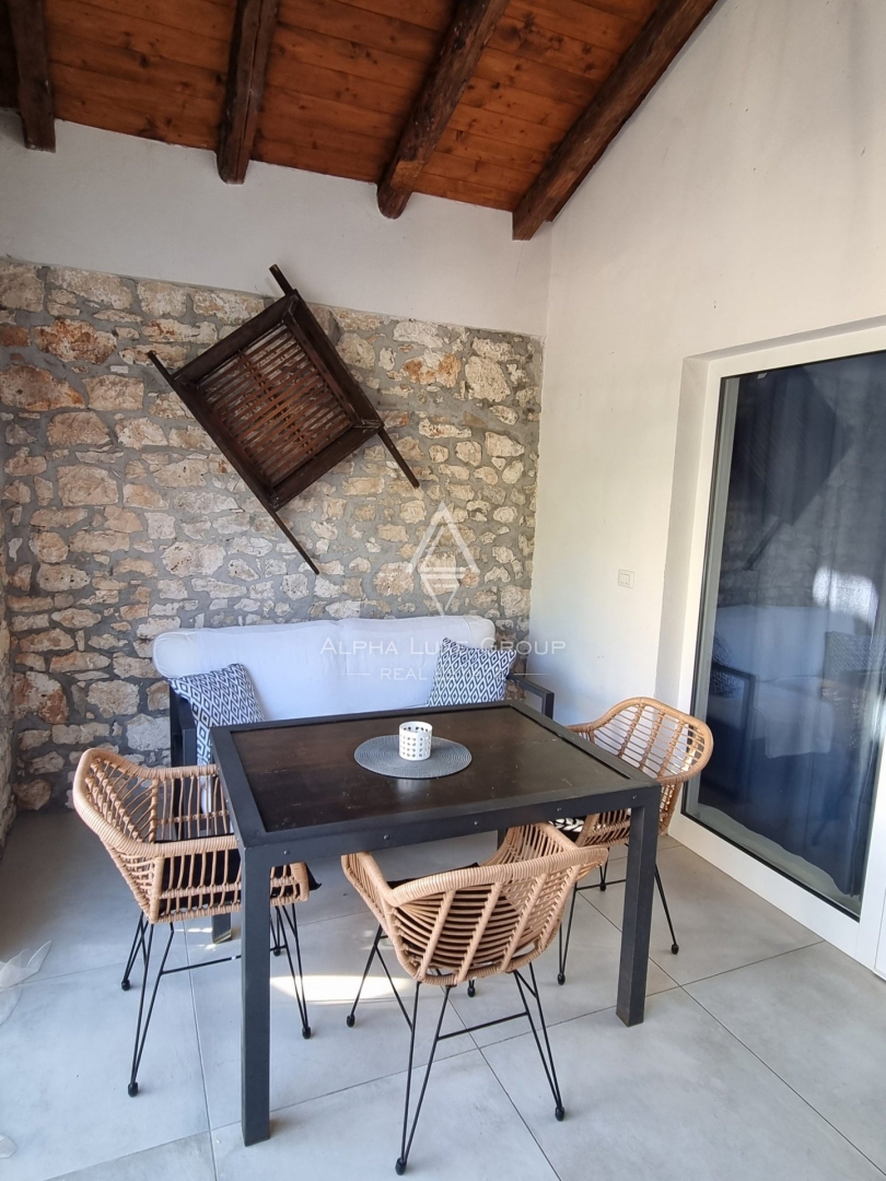 Istra, Poreč – Prenovljena kamnita vrstna hiša z bazenom na prodaj