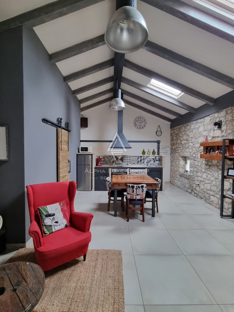 Istra, Poreč – Prenovljena kamnita vrstna hiša z bazenom na prodaj
