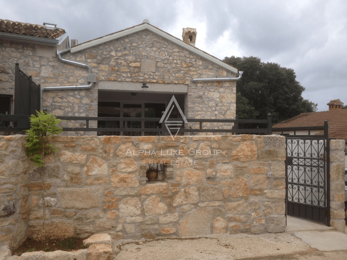 Istra, Poreč – Prenovljena kamnita vrstna hiša z bazenom na prodaj