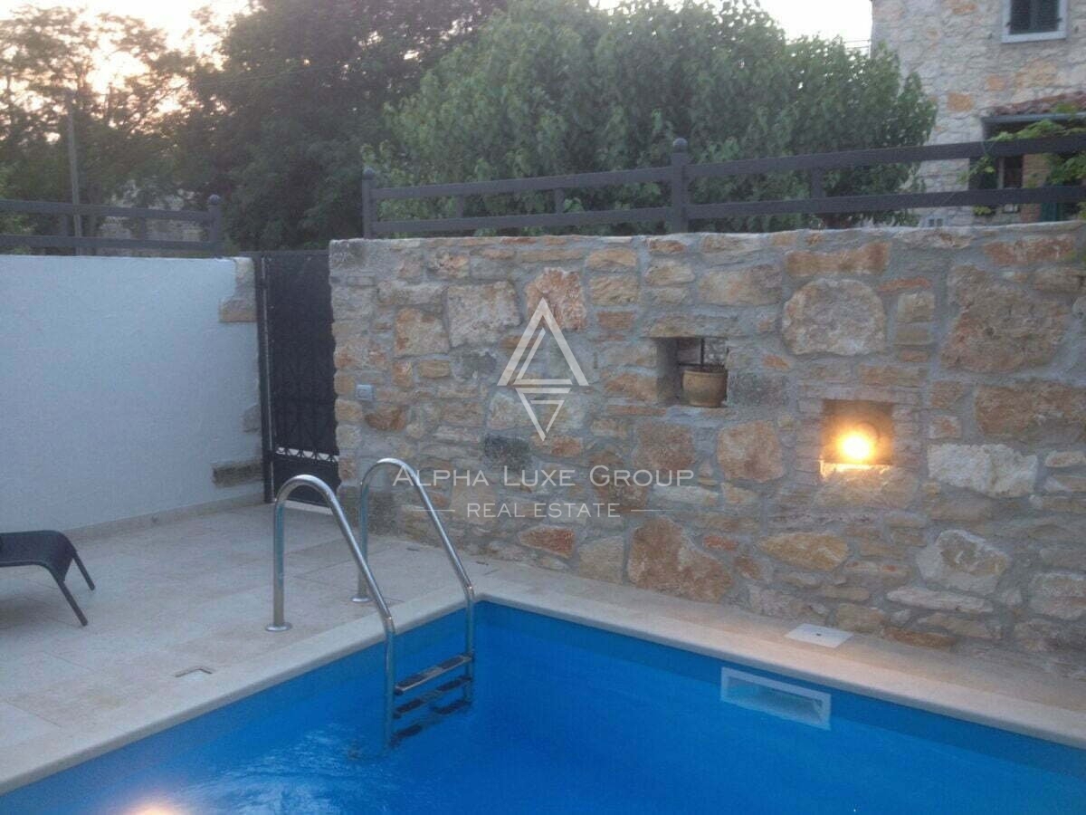 Istra, Poreč – Prenovljena kamnita vrstna hiša z bazenom na prodaj