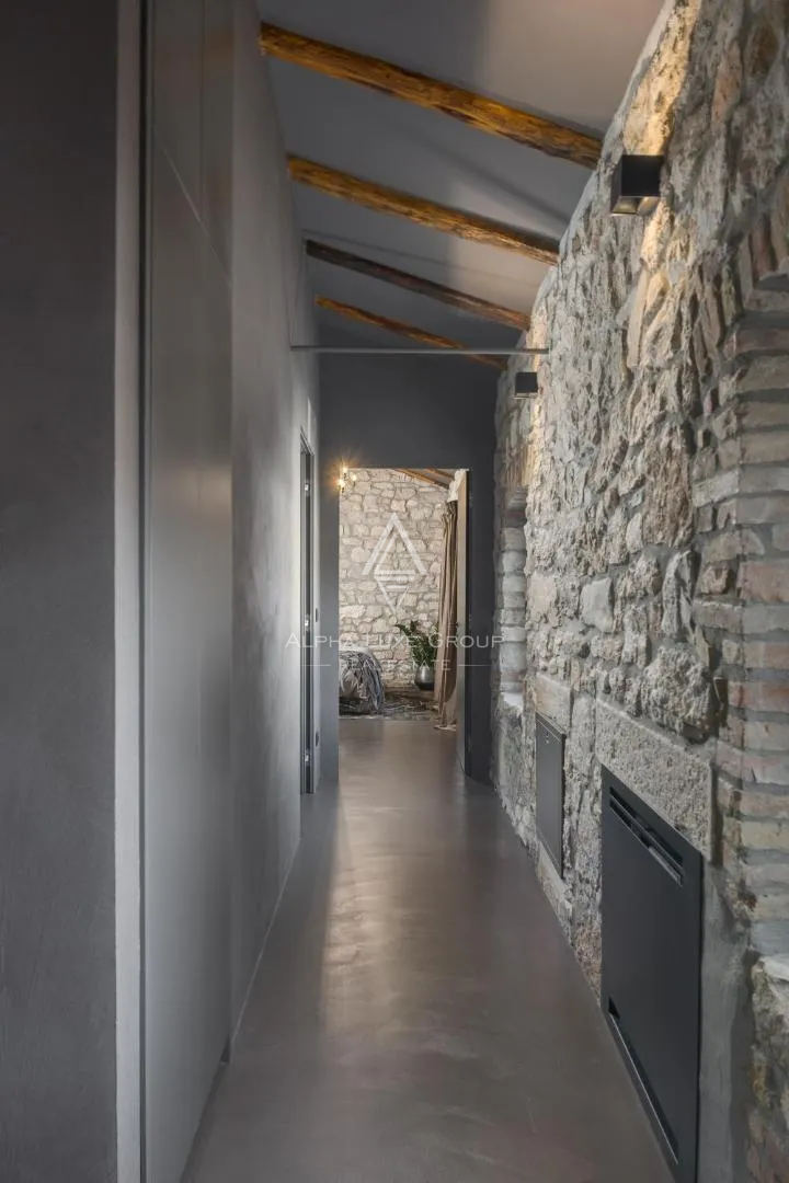 Istra, Poreč: Moderna kamnita hiša blizu obale