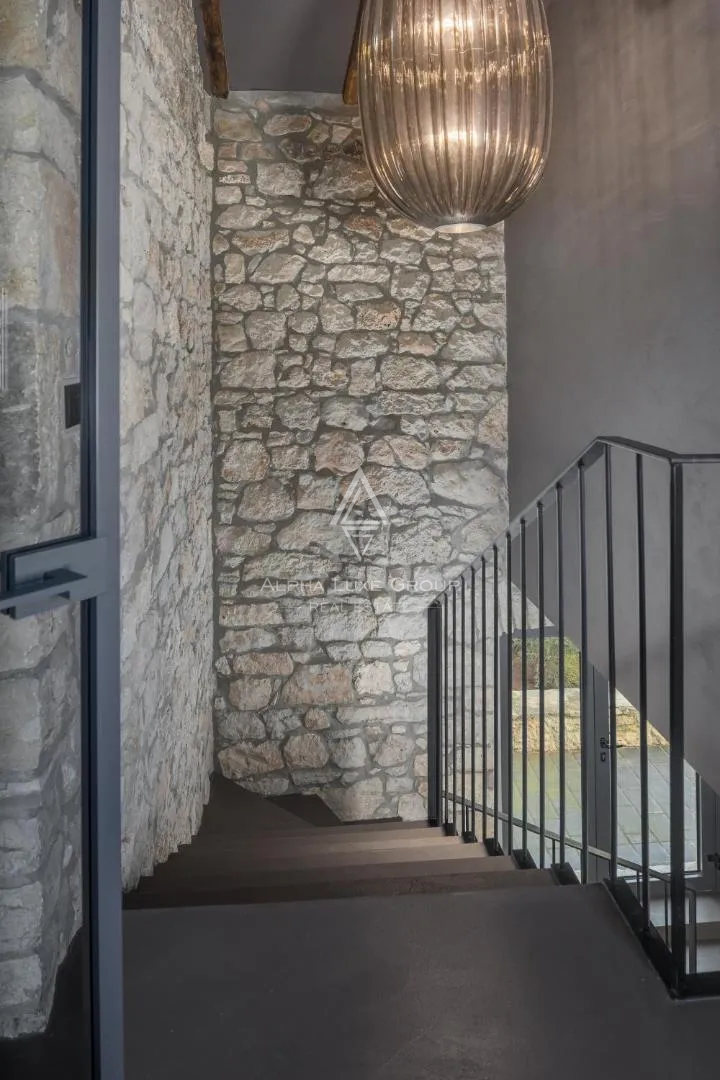 Istra, Poreč: Moderna kamnita hiša blizu obale