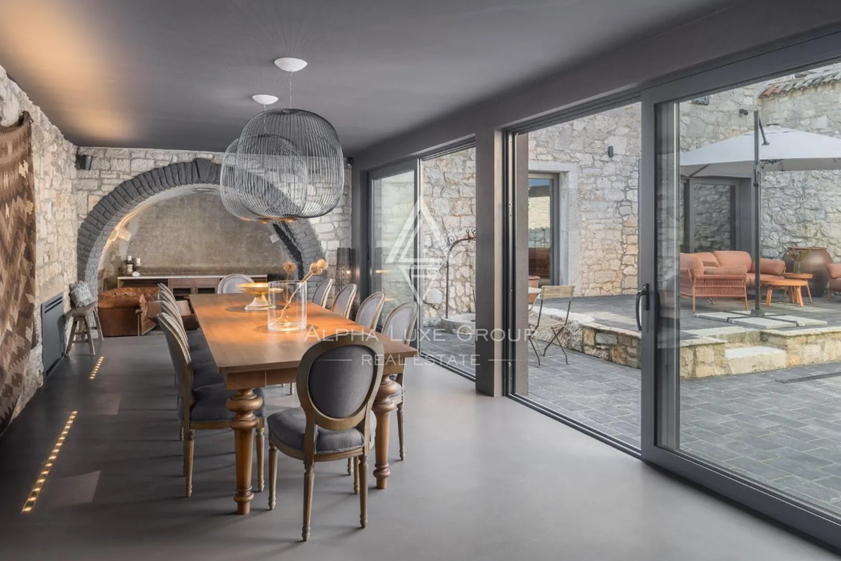 Istra, Poreč: Moderna kamnita hiša blizu obale