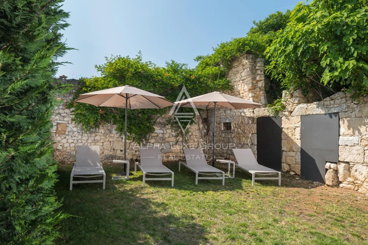 Istra, Poreč: Moderna kamnita hiša blizu obale