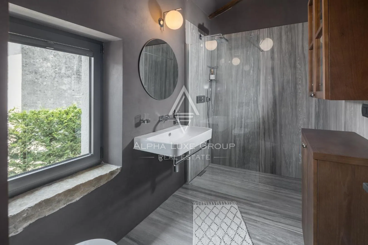 Istra, Poreč: Moderna kamnita hiša blizu obale