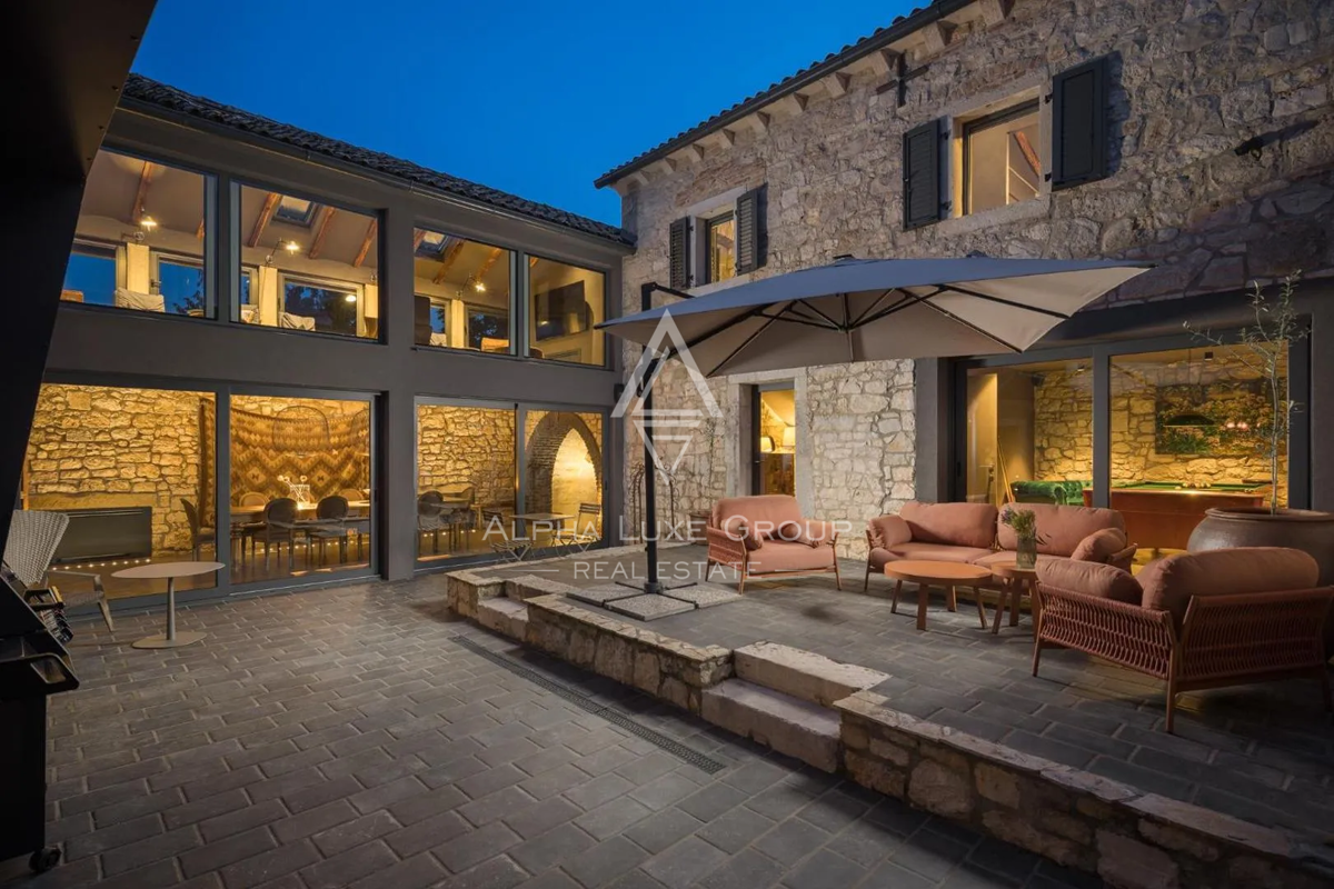 Istra, Poreč: Moderna kamnita hiša blizu obale