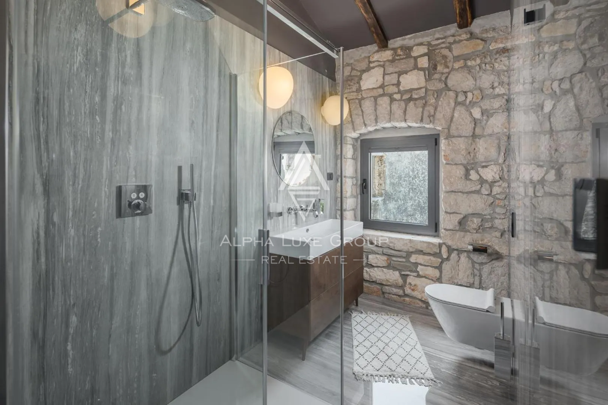 Istra, Poreč: Moderna kamnita hiša blizu obale