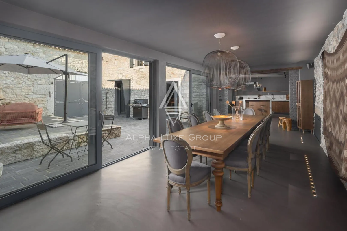 Istra, Poreč: Moderna kamnita hiša blizu obale