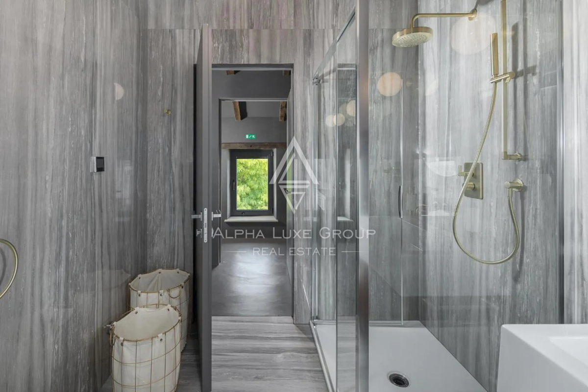 Istra, Poreč: Moderna kamnita hiša blizu obale