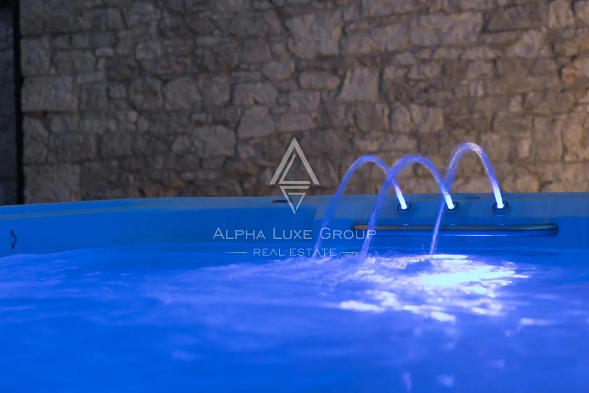 Istra, Poreč: Moderna kamnita hiša blizu obale