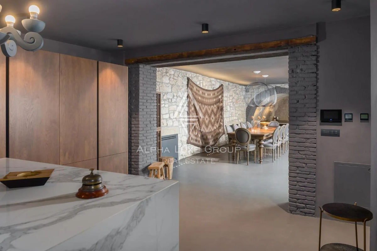 Istra, Poreč: Moderna kamnita hiša blizu obale