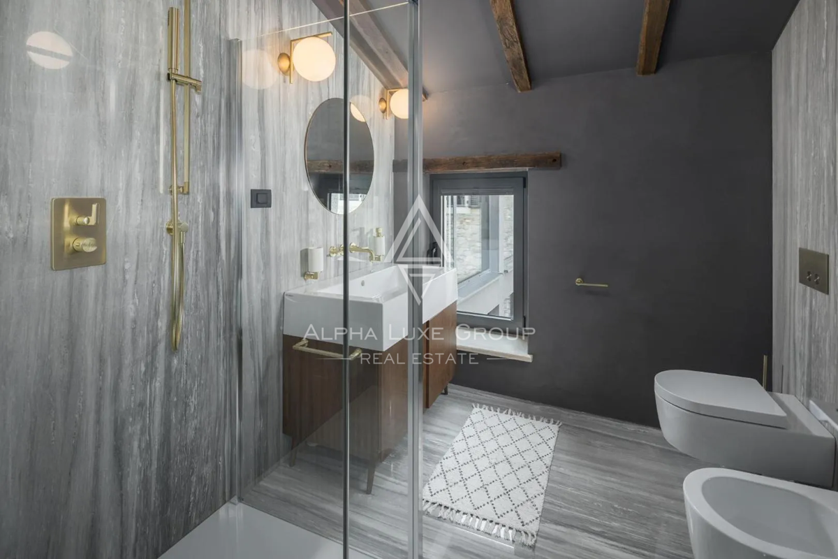 Istra, Poreč: Moderna kamnita hiša blizu obale