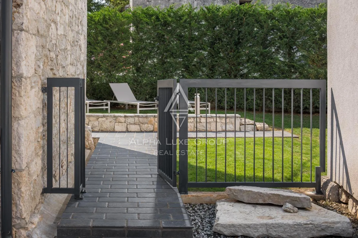 Istra, Poreč: Moderna kamnita hiša blizu obale