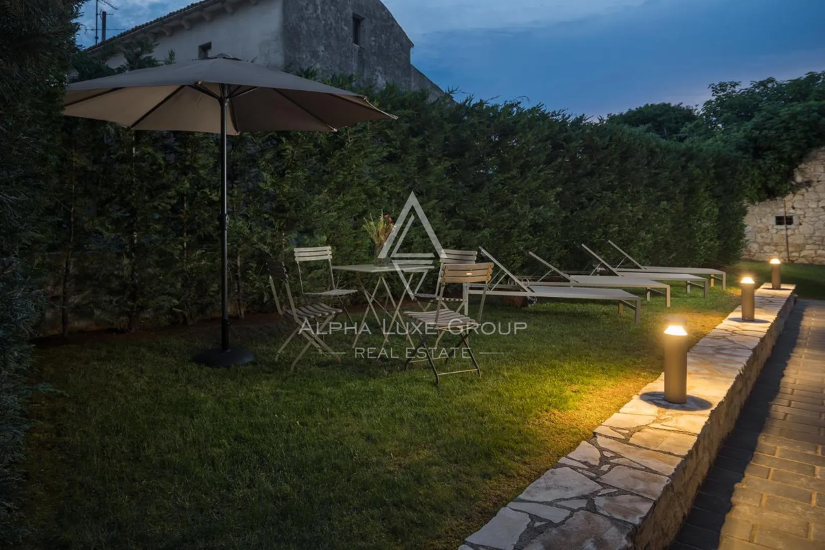 Istra, Poreč: Moderna kamnita hiša blizu obale