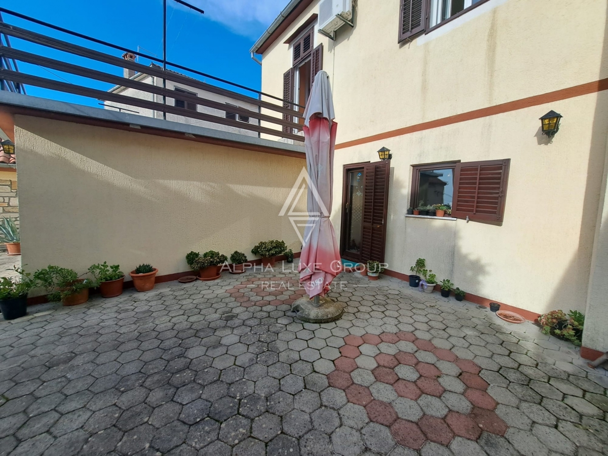 Istra, Buje – stanovanjsko-poslovna hiša z restavracijo