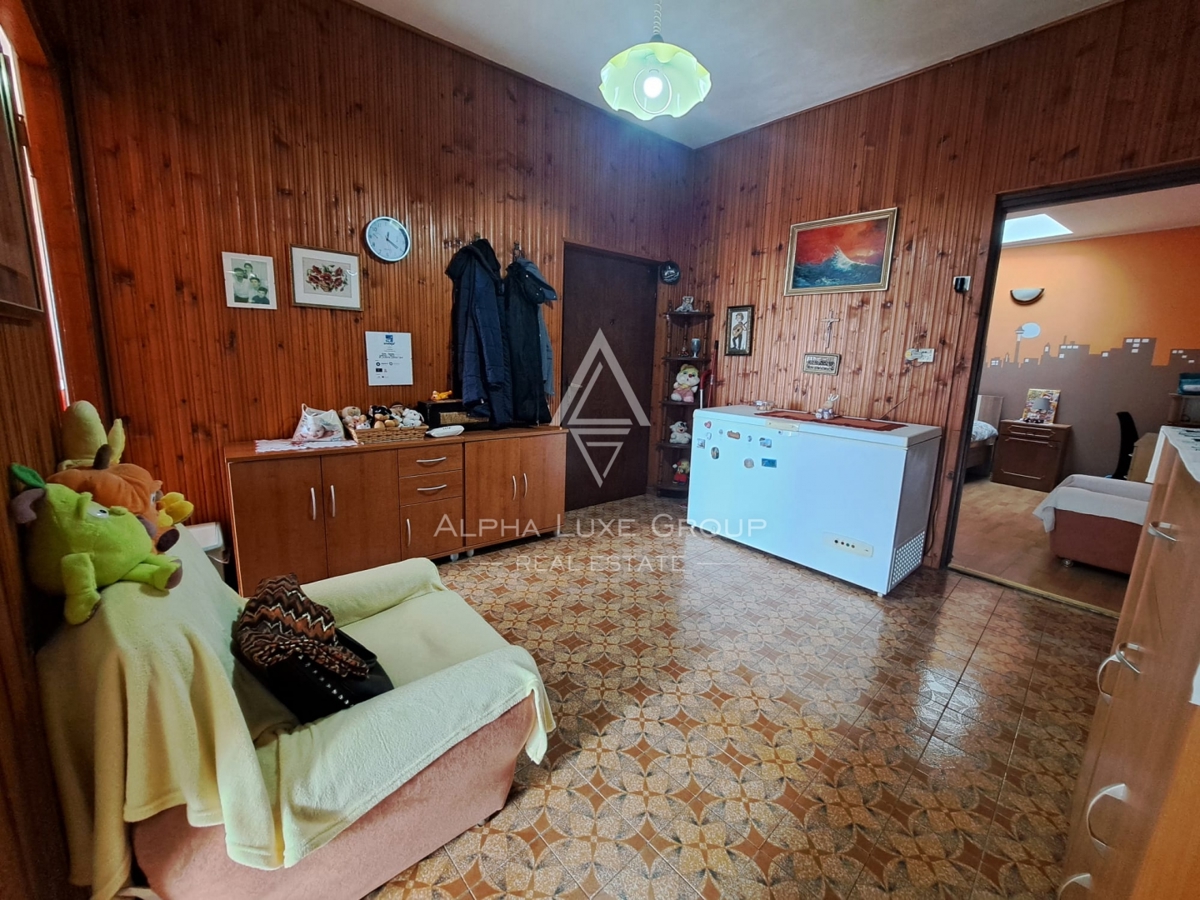 Istra, Buje – stanovanjsko-poslovna hiša z restavracijo