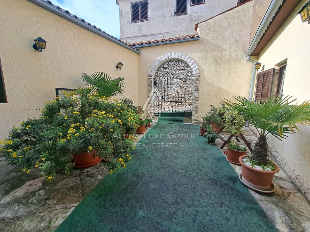 Istra, Buje – stanovanjsko-poslovna hiša z restavracijo