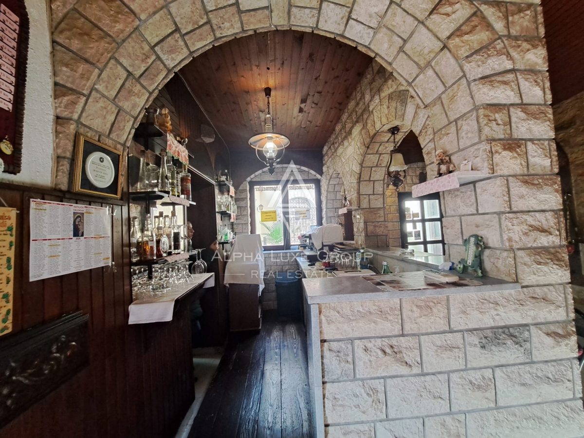 Istra, Buje – stanovanjsko-poslovna hiša z restavracijo