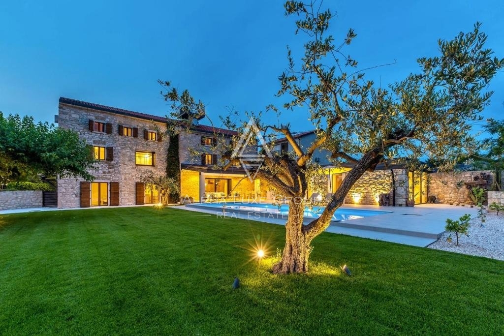 Istra, Brtonigla – Edinstvena kamnita vila z bazenom na prodaj