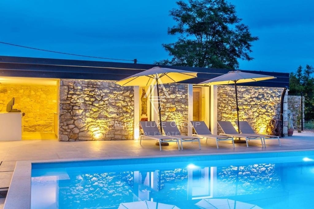 Istra, Brtonigla – Edinstvena kamnita vila z bazenom na prodaj