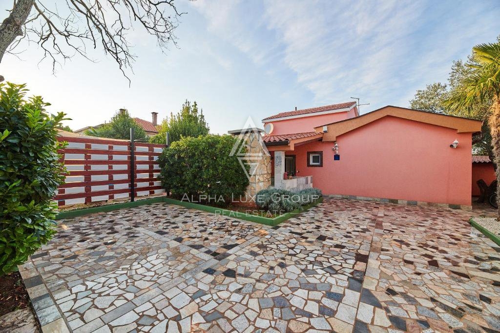 Istra, Umag, Moderna vila z bazenom in zasebnim dvoriščem na prodaj