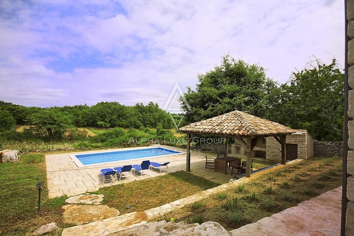 Istra, Poreč okolica, Rustikalna istrska vila z bazenom in prostornim dvoriščem naprodaj