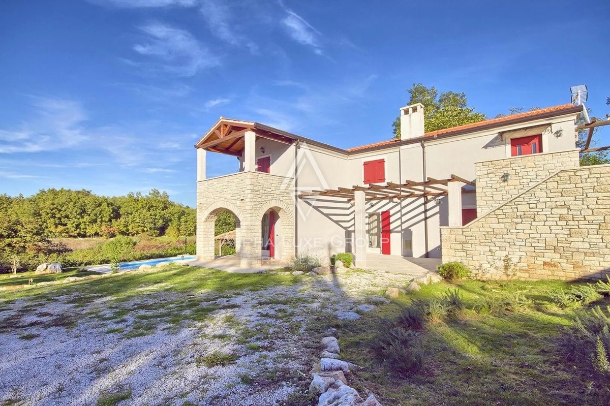 Istra, Poreč okolica, Rustikalna istrska vila z bazenom in prostornim dvoriščem naprodaj