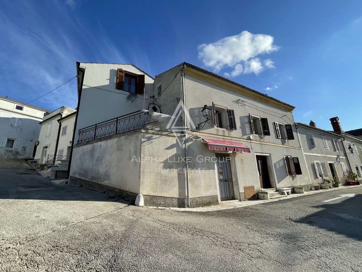 Istra, Vrsar - Zgodovinska hiša s poslovnim prostorom ob morju