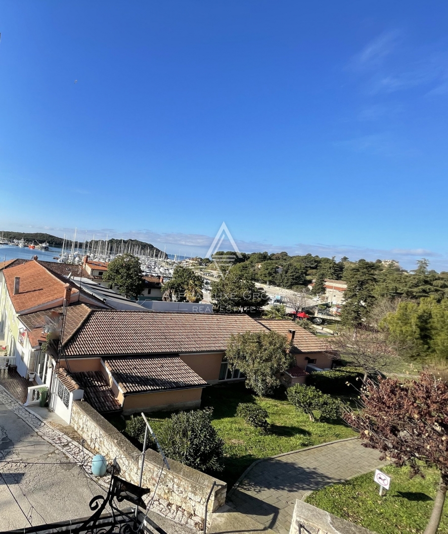 Istra, Vrsar - Zgodovinska hiša s poslovnim prostorom ob morju