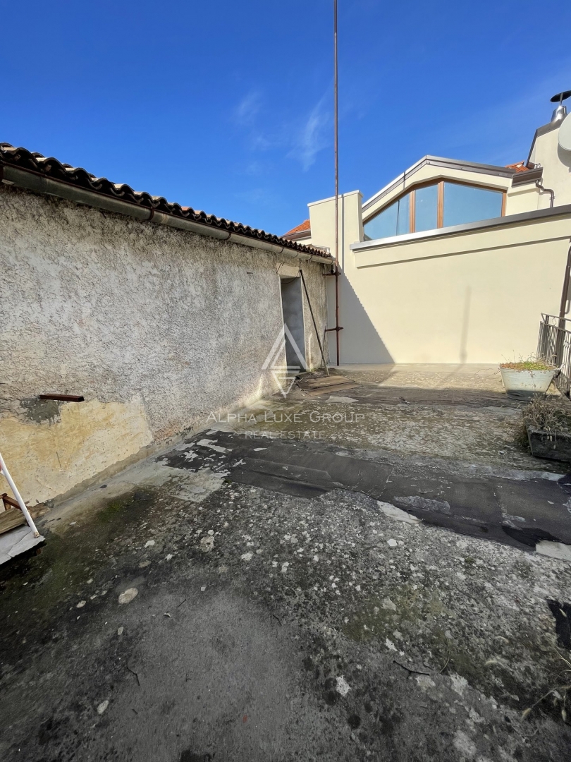Istra, Vrsar - Zgodovinska hiša s poslovnim prostorom ob morju