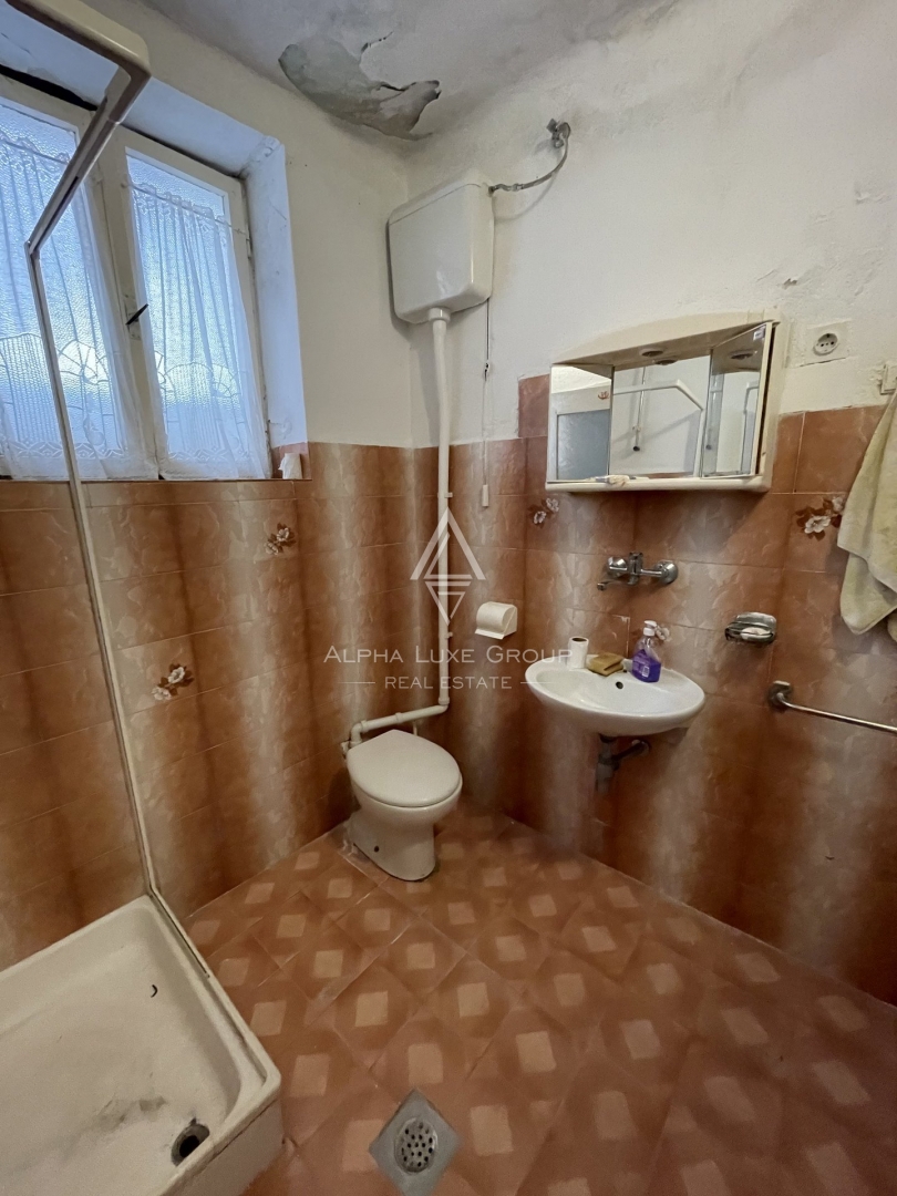 Istra, Vrsar - Zgodovinska hiša s poslovnim prostorom ob morju