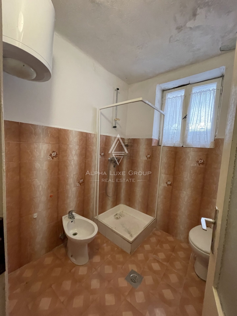 Istra, Vrsar - Zgodovinska hiša s poslovnim prostorom ob morju