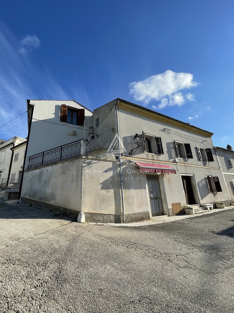 Istra, Vrsar - Zgodovinska hiša s poslovnim prostorom ob morju