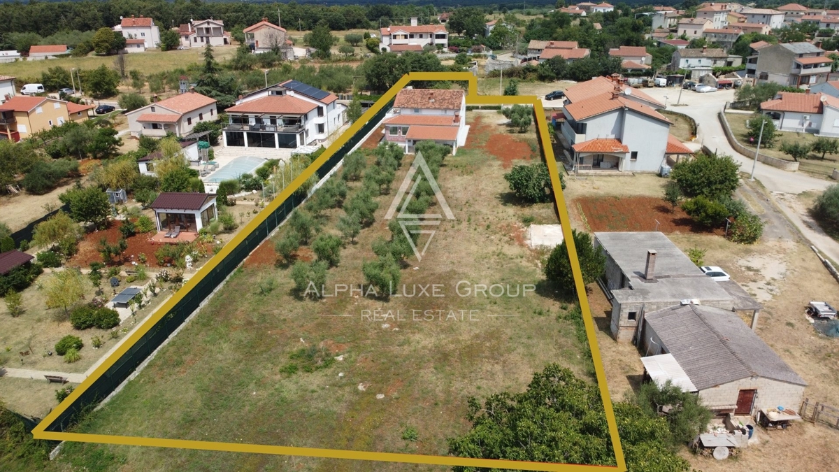Istra, Poreč, Prostorna družinska hiša z velikim vrtom naprodaj