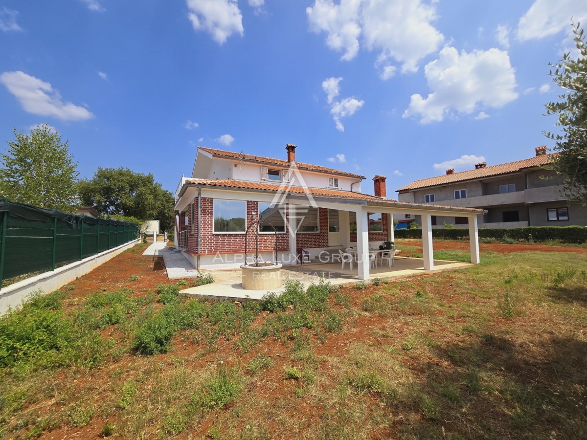 Istra, Poreč, Prostorna družinska hiša z velikim vrtom naprodaj