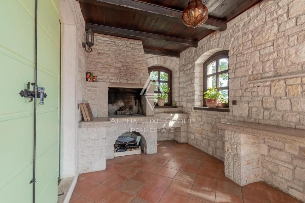 Istra, Višnjan, Luksuzna kamnita vila z bazenom in čudovitim razgledom