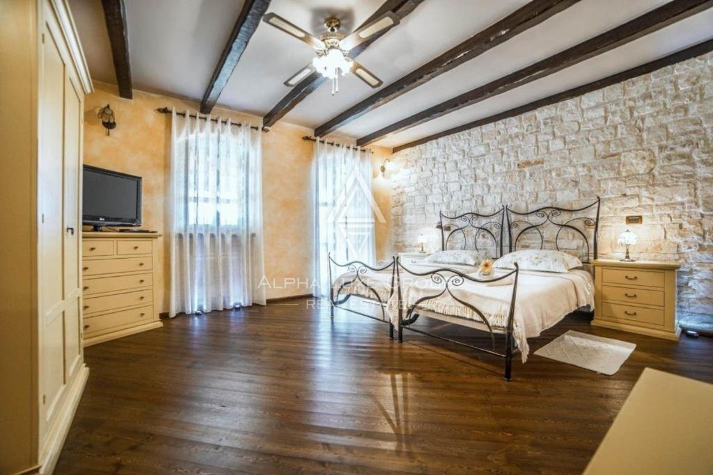 Istra, Višnjan, Luksuzna kamnita vila z bazenom in čudovitim razgledom
