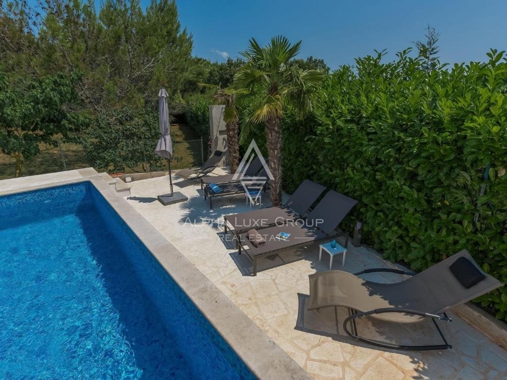 Istra, Novigrad, Moderna samostojna vila z bazenom v mirnem okolju