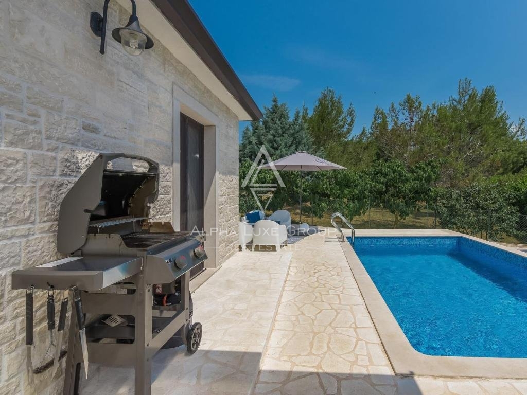 Istra, Novigrad, Moderna samostojna vila z bazenom v mirnem okolju