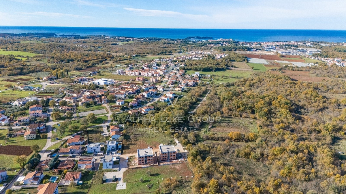 Istra, Poreč – Sodobno pritlično stanovanje z zasebnim dvoriščem, 3 km od centra mesta naprodaj