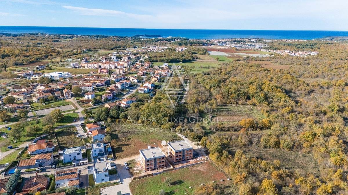 Istra, Poreč – Sodobno pritlično stanovanje z zasebnim dvoriščem, 3 km od centra mesta naprodaj