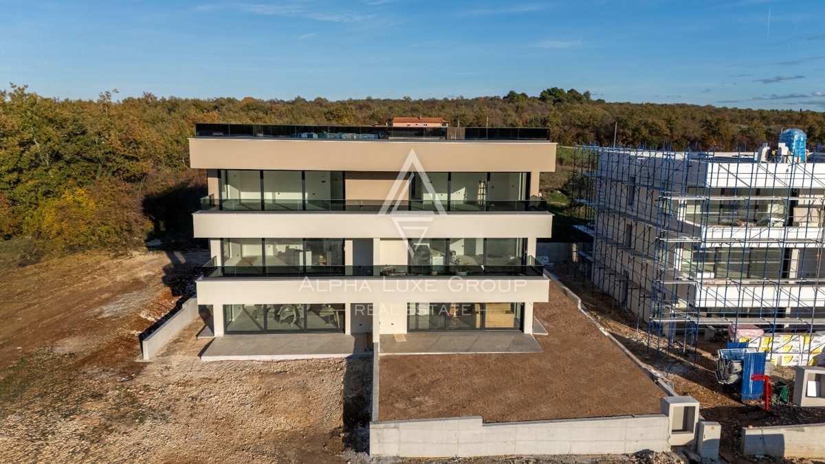 Istra, Poreč – Sodobno pritlično stanovanje z zasebnim dvoriščem, 3 km od centra mesta naprodaj