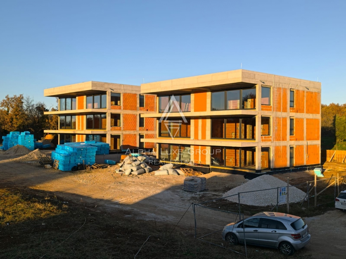 Istra, Poreč – Sodobno pritlično stanovanje z zasebnim dvoriščem, 3 km od centra mesta naprodaj
