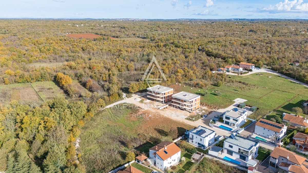 Istra, Poreč – Sodobno pritlično stanovanje z zasebnim dvoriščem, 3 km od centra mesta naprodaj